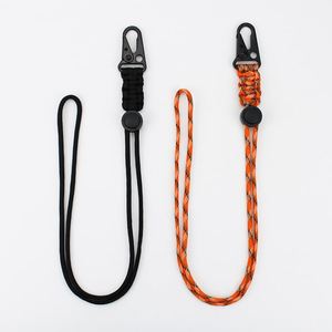 Mousqueton tactique réglable pour extérieur, en forme d'olécrâne, avec cordon de poignet en paracorde et porte-clés en nylon à suspendre au cou - Product Image 1