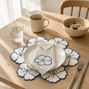 Serviette en coton brodée, style floral, motif floral, décoration de table faite à la main, forme carrée - Product Image 3
