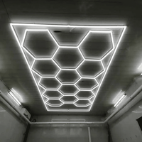 Plafonniers hexagonaux en nid d'abeille LED pour stations de lavage de voiture et ateliers de détail automatique Solutions d'éclairage de garage modernes