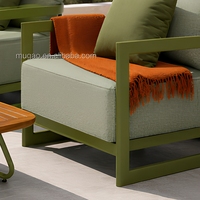 Ensemble de canapés de salle à manger de qualité commerciale pour patio de resort, chaises sectionnelles minimalistes vert olive pour l'extérieur, idéales pour les cours.