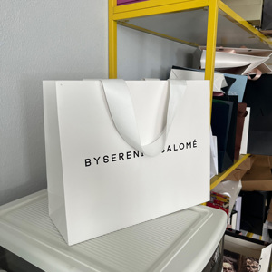 Sacs shopping en papier kraft personnalisés - Sacs cadeaux en papier avec poignée élastique blanche et logo imprimé blanc - Product Image 6