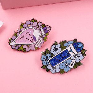 Pin Personalizado con Signo Zodiacal, Moderno, Metálico, Esmaltado, Diseño de Botella con Brillantina, Regalo para Amantes de la Astrología - Product Image 1