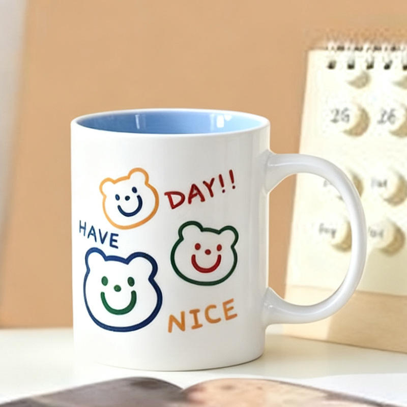 Tasse à visage souriant avec tête d'ours bleu de guérison