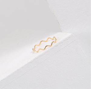 خاتم موجي رفيع من الفولاذ المقاوم للصدأ مطلي بالذهب، تصميم عصري أنيق قابل للتكديس بشكل متعرج - Product Image 3