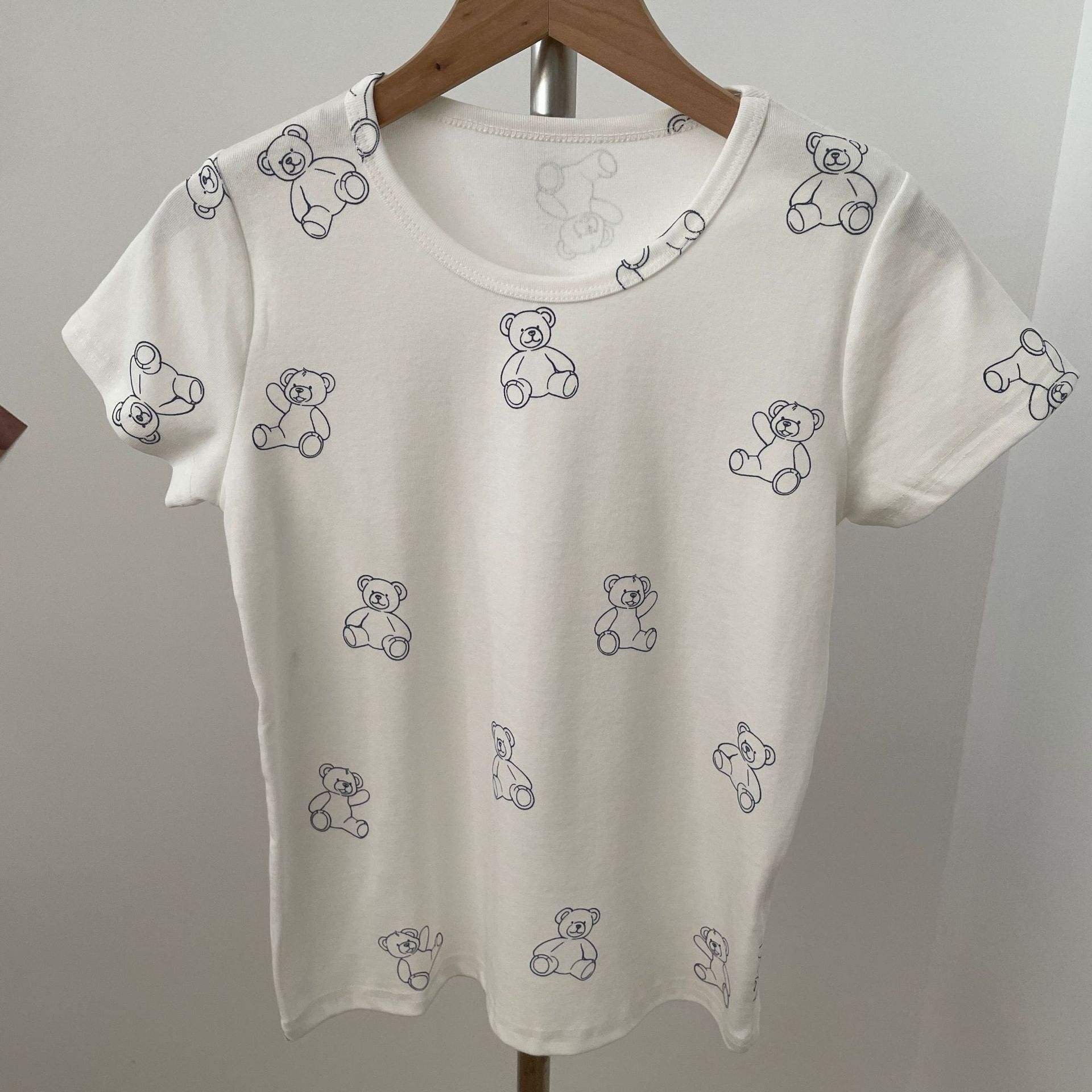 Bear on white background - T-shirt
