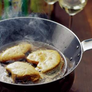 เอ็ม.ที. กระทะเหล็กหนา ตรา Trimatsu ขนาด 22 ซม. สีน้ำเงิน สำหรับทำอาหารที่บ้าน ใช้กับเตาแม่เหล็กไฟฟ้าได้ ความหนาของแผ่น 1.6 มม. ผลิตในญี่ปุ่น ดีไซน์ทันสมัย - Product Image 5