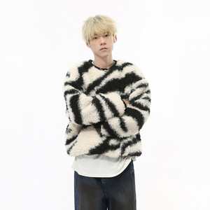 Vêtements pour hommes |   Nouveau pull en polaire polyester pour l'automne, coupe ample et ajustée, épaissi, à rayures zébrées, en peluche d'agneau, anti-rétrécissement, taille unique - Product Image 2