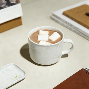 Taza <span class=keywords><strong>de</strong></span> Cerámica Blanca Mate Hecha a Mano para Uso Diario, con Estampado Personalizado <span class=keywords><strong>de</strong></span> Flores Azules, para Latte, Cappuccino y Té - Product Image 2