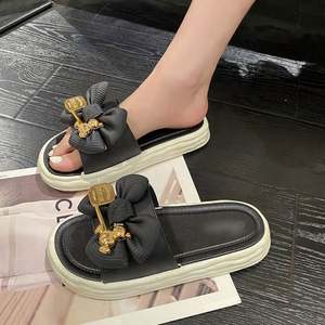 Las <span class=keywords><strong>sandalias</strong></span> en <span class=keywords><strong>la</strong></span> <span class=keywords><strong>playa</strong></span> combinan con todo en verano. - Product Image 1