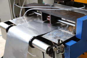 एल्यूमीनियम खाद्य ट्रे मुद्रांकन मशीन प्रगतिशील डाई स्टाम्पिंग प्रेस पन्नी कंटेनरों के लिए - Product Image 3