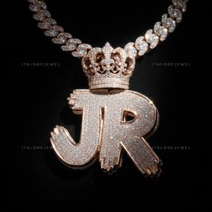 Colgante con Letra JR en Plata de Ley 925 Chapada en Oro Blanco con Perla de Agua Dulce y Moissanita, Estilo Hiphop Unisex - Product Image 3