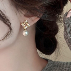 2025 Elegant Niche Square Pearl <b>Drop</b> <b>Earrings</b> for Women High-End Silver Studs Popular <b>Fashion</b> Jewelry - Product Image 4