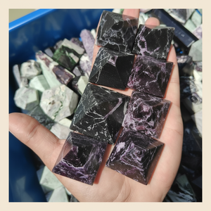 Cristaux de pierre naturelle en gros, pierres précieuses de guérison Kammererite, méditation, agate en vrac, pyramide, Feng Shui, décoration de la maison - Product Image 1