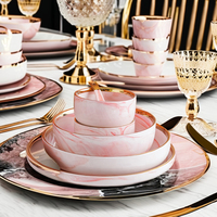 Ensemble de salle à manger de luxe en porcelaine nordique, assiettes en céramique durable dorée, bol en marbre rose, vaisselle de mariage