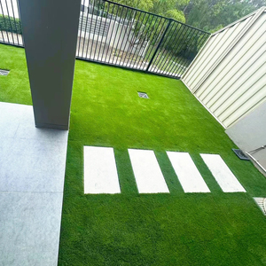 Alfombra de césped artificial de goma natural para exteriores, duradera, de 30mm de altura, impermeable para jardín, espacios interiores, campo de fútbol verde - Product Image 1