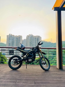 Motocicleta Todoterreno Sur Ron Ultra 21kW 74V con Batería de 60Ah, Suspensión de 240mm, Neumáticos 19/18, Ideal para Rocas, Arena, Pendientes Pronunciadas y Aventuras Todoterreno - Product Image 2