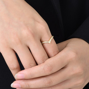 Damenmode <span class=keywords><strong>V</strong></span>-förmiger Fingers chmuck 18 Karat vergoldeter Edelstahl Zirkonia Pave <span class=keywords><strong>V</strong></span>-Form Zirkon Dünner <span class=keywords><strong>Ring</strong></span> für Frauen - Product Image 2