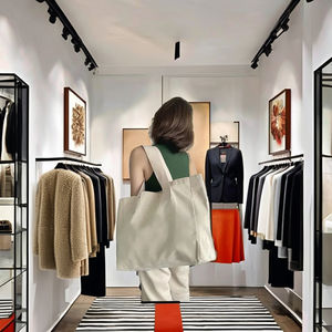 Bolso Tote de lona de algodón personalizable con doble ASA con logotipo personalizado y patrón de letras para ir de compras - Product Image 4