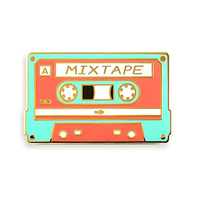 Les nouvelles épingles en émail en métal chaud Badges décorés de dessins animés colorés en gros Cassette rétro personnalisée Mixtape émail épinglette