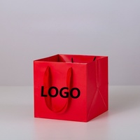 Vente en gros de sacs-cadeaux carrés écologiques en kraft Poignée de mode simple Affichage de logo personnalisé pour l'artisanat alimentaire Logo personnalisé en gros