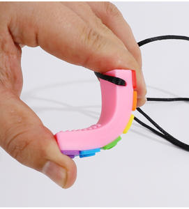 1 pièce Collier de dentition pour bébé en silicone souple, biologique, en forme d'arc-en-ciel, jouet sensoriel à mordre pour l'autisme - Product Image 3