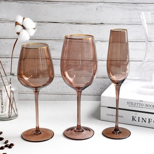 <span class=keywords><strong>Calice</strong></span> da <span class=keywords><strong>Vino</strong></span> in Vetro Trasparente <span class=keywords><strong>di</strong></span> Alta Qualità con Stelo Rosa e Bordo Dorato, Personalizzabile con Logo - Product Image 5