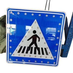 שלט פניה סינכרוני מהבהב חדש ואיכותי לבקרת תנועה, עשוי אלומיניום, עם חיישן אינפרא אדום להגנה על הולכי רגל. - Product Image 2