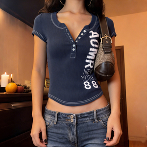 Top de Manga Corta con Estampado de Letras Estilo Americano, Cuello Redondo, Botones Frontales, Detalle de Costuras, Moda Juvenil, Versátil, Corte Ajustado, Casual - Product Image 2