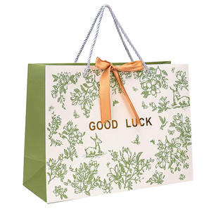 Bolsa de Regalo de Papel Clásica con Estampado Floral Verde, Sello Dorado 'Buena Suerte', Asas Retorcidas, Cinta Decorativa, Bolsas de Papel Reciclables - Product Image 1