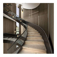 Escaliers en arc modernes avec garde-corps en verre, construction en métal et en bois pour appartement et hall, écologiques et durables