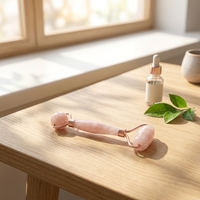 Rouleau de massage portable en quartz et jade au design raffiné pour le visage, le cou et les yeux, avec logo personnalisé OEM, pour usage domestique, fabriqué au Guangdong