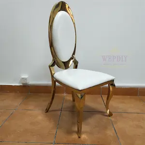 Interior luxuoso para casa, almofadas brancas com moldura dourada, mesa de jantar para sala de estar, café, cadeiras