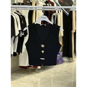 Fiori Top corto de punto para mujer, cuello en V, sin mangas, decoración con botones, camiseta sin mangas ajustada - Product Image 1