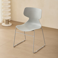 Chaises d'entraînement empilables en plastique avec dossier, polyvalentes pour les réunions, la bibliothèque, la salle à manger et la réception, design concis