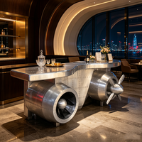 Bureau d'accueil de style aile d'avion, vintage, en aluminium riveté, avec décor de moteur d'avion, pour hôtel, bar