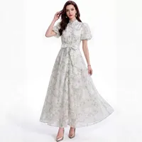 Robe élégante en polyester à taille haute avec manches courtes et col montant pour les événements estivaux, disponible en plusieurs couleurs