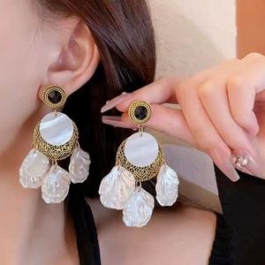 ต่างหูห้อยทรงระฆังเรขาคณิต ดีไซน์เก๋ ย้อนยุคสไตล์ฝรั่งเศส ชุบทอง  วัสดุอัลลอยคุณภาพสูง  สำหรับผู้หญิง  งานปาร์ตี้  ดีไซน์โดดเด่น  แบบโปร่ง - Product Image 1