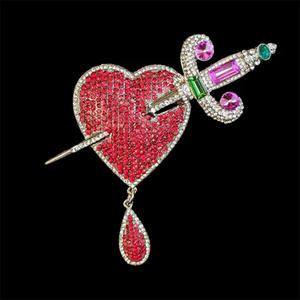 Broche de déclaration de coeur et de poignard de conception originale broches de mode de saignement de coeur de cristal rouge exquis fabriquées en chine - Product Image 3