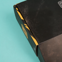 Boîte d'expédition en carton ondulé noir avec impression marbre de luxe, logo personnalisé, design intérieur artistique, emballage pour envoi postal