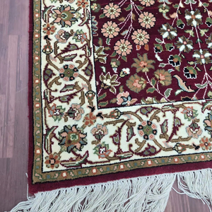 พรมทำมือจากขนสัตว์และไหม ลายทันสมัยแบบขนสั้น ปลอดภัยสำหรับสัตว์เลี้ยง สีแดงขาว ลายแบบนามธรรม ขนาดปรับแต่งได้ ถักอย่างประณีตโดยช่างฝีมือ - Product Image 1