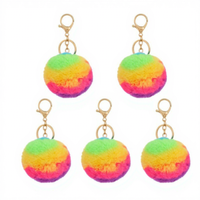 Crochets pour boules de fourrure multicolores, accessoires de sac à main pour femmes, vente en gros, pendentifs porte-clés pompons arc-en-ciel en peluche faits à la main et colorés