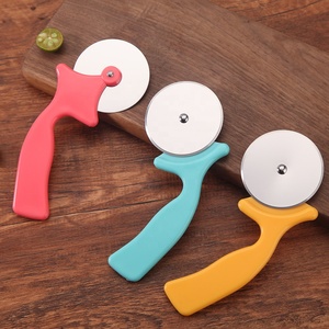 <span class=keywords><strong>Petit</strong></span> <span class=keywords><strong>emporte</strong></span>-pièce avec manche en plastique Couteau à molette à pizza rond en acier inoxydable Outils de cuisson <span class=keywords><strong>Emporte</strong></span>-pièce à rouleau Coupe à anneau - Product Image 1