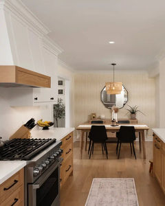 Armoires de cuisine sur mesure en gros du Vermont, deux tons, blanc en haut et bois naturel en bas, avec <span class=keywords><strong>quincaillerie</strong></span> noire - Product Image 2