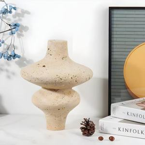 Vase à fleurs en pierre de travertin beige naturel - Product Image 3