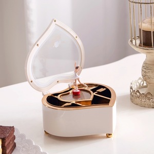 Caja de música de plástico con forma de corazón y adorno giratorio de niña, regalo para el Día del Niño. - Product Image 4