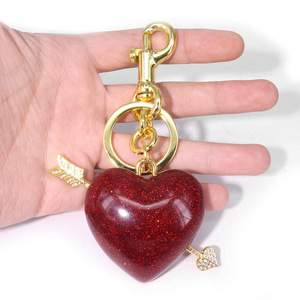 Nuevo colgante decorativo, colgante de la flecha de Cupido, llavero de aleación con corazón rojo estilo Instagram. - Product Image 1