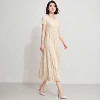 Robe plissée Miyake élégante mi-longue à taille haute, à texture mixte, patchwork, plissée verticale et froissée, coupe trapèze