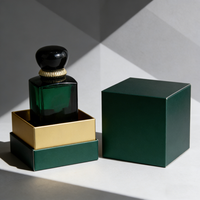 Parfum élégant dans un flacon carré transparent à côté d'une élégante boîte cadeau noire