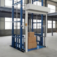 Monte-charge à rail guidé avec transmission hydraulique stable et dispositif anti-chute pour la manutention des marchandises en entrepôt