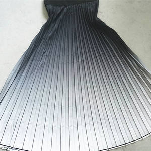 Robe plissée élégante, tissu flottant, changement progressif, élégant - Product Image 1